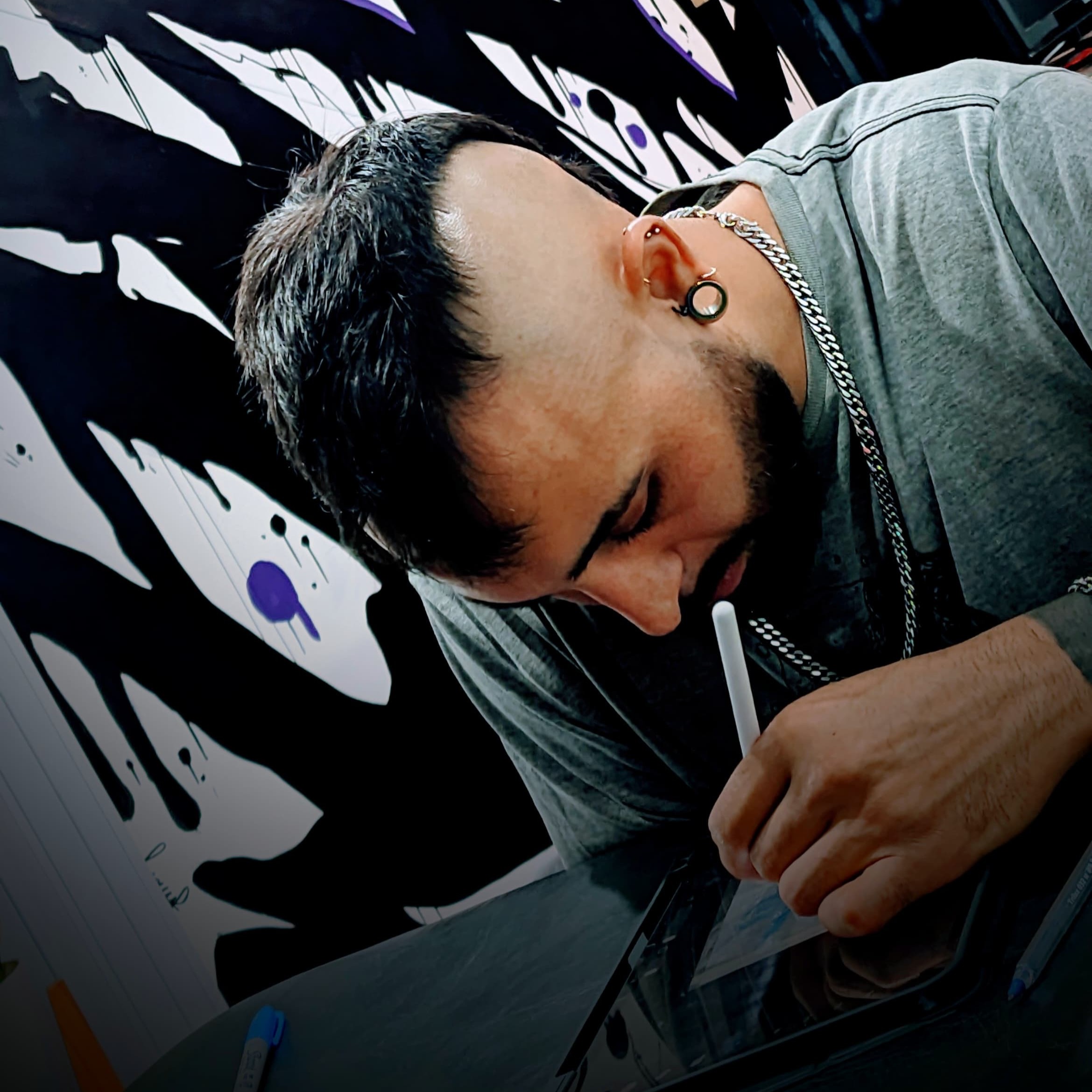 Leo Tatuando