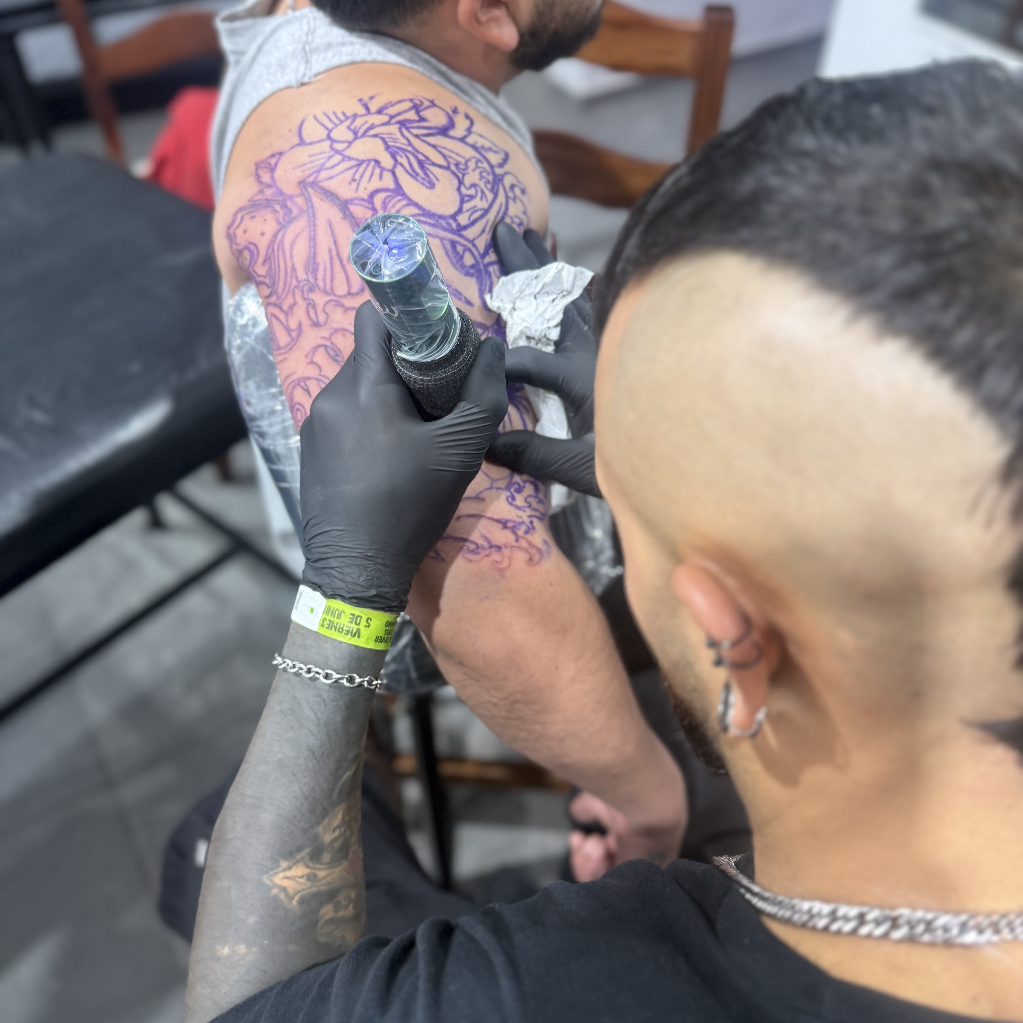 Leo trabajando en un diseño